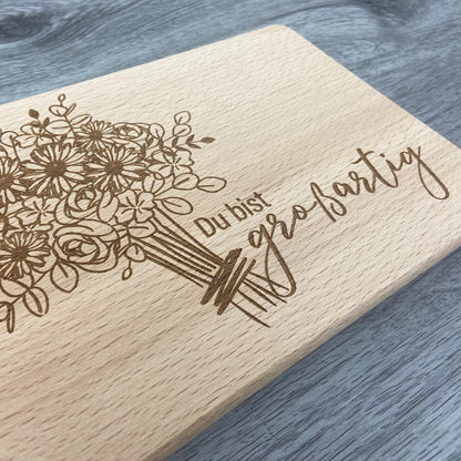 Brettchen du bist großartig Blumenstrauß individuelle Gravur auf Holz Schneidebrett Vesperbrett Frühstücksbrett 22x15 cm Geschenkidee Geschenk für Mama Oma Tante Danke sagen Wertschätzung Detailansicht