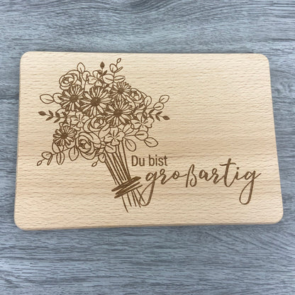 Brettchen du bist großartig Blumenstrauß individuelle Gravur auf Holz Schneidebrett Vesperbrett Frühstücksbrett 22x15 cm Geschenkidee Geschenk für Mama Oma Tante Danke sagen Wertschätzung Blumen
