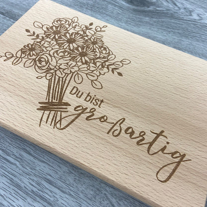 Brettchen du bist großartig Blumenstrauß individuelle Gravur auf Holz Schneidebrett Vesperbrett Frühstücksbrett 22x15 cm Geschenkidee Geschenk für Mama Oma Tante Danke sagen Wertschätzung Detailansicht 2