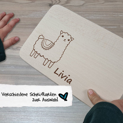 Titelfoto Alpaka Brettchen mit Motiv und Name mit Herz in der Hand personalisiert dank individueller Gravur Affe Zootier Geschenkidee für Kinder zum Geburtstag Taufe Geburt Buchenbrett Holz verschiedene Schriftarten zur Auswahl