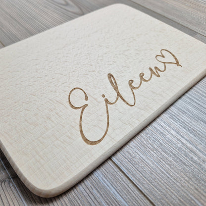 Brettchen mit Name in Schreibschrift mit Herz - personalisiert - Deisterwerke