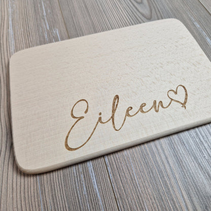 Brettchen mit Name in Schreibschrift mit Herz - personalisiert - Deisterwerke
