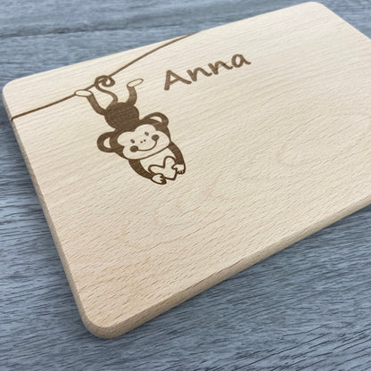 Beispiel Schriftart 1 Brettchen mit Motiv und Name kleines Äffchen mit Herz in der Hand personalisiert dank individueller Gravur Affe Zootier Geschenkidee für Kinder zum Geburtstag Taufe Geburt Buchenbrett Holz verschiedene Schriftarten zur Auswahl
