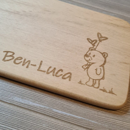 Bär Brettchen mit Motiv und Name personalisiert dank individueller Gravur Braunbär Teddybär Herzluftballon HerzGeschenkidee für Kinder zum Geburtstag Taufe Geburt Buchenbrett Holz verschiedene Schriftarten zur Auswahl