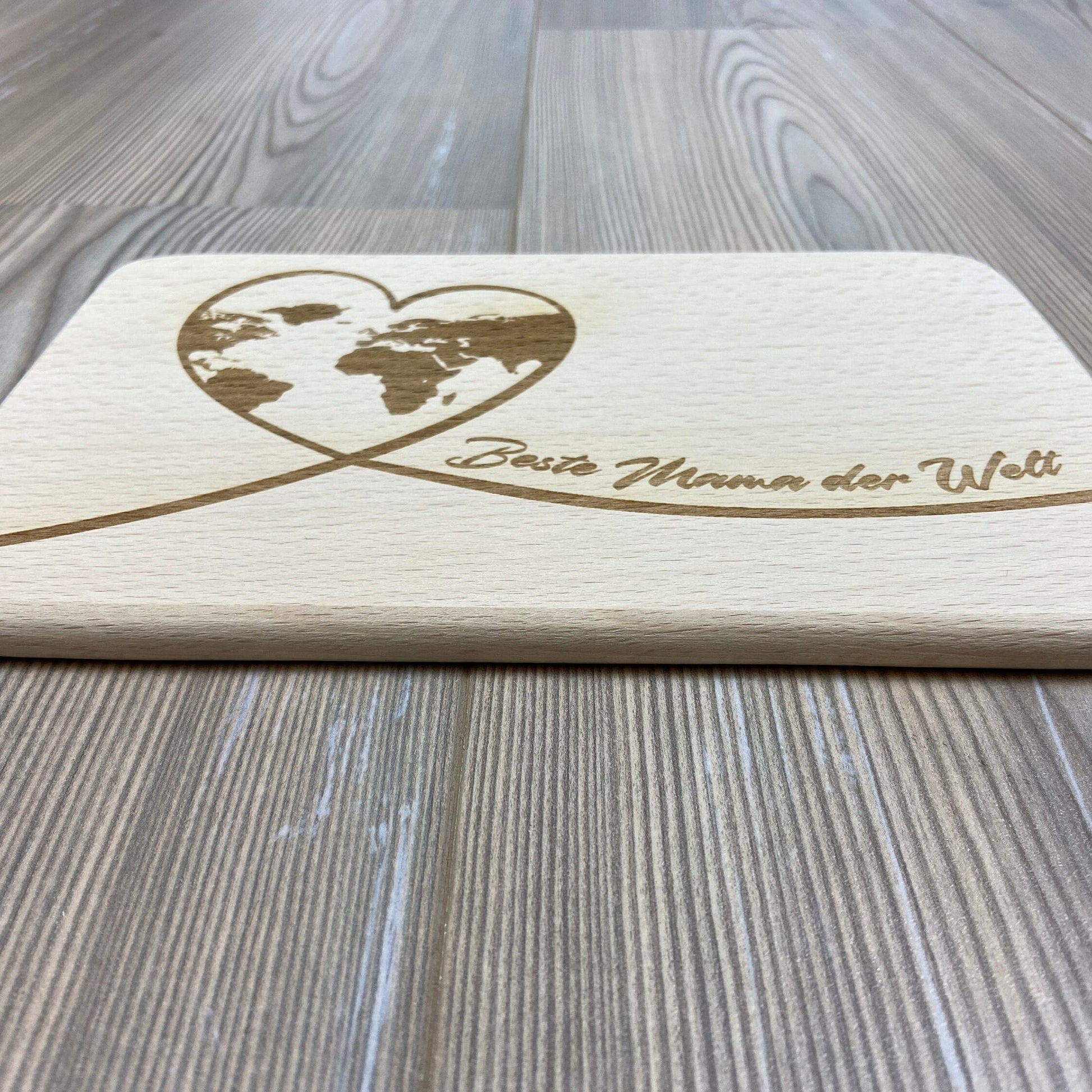 Brettchen Beste Mama der Welt Weltkarte in Herz Geschenkidee für Mutter Mutti zum Muttertag Geburtstagsgeschenk Danke Mama Buchenholz Lasergravur