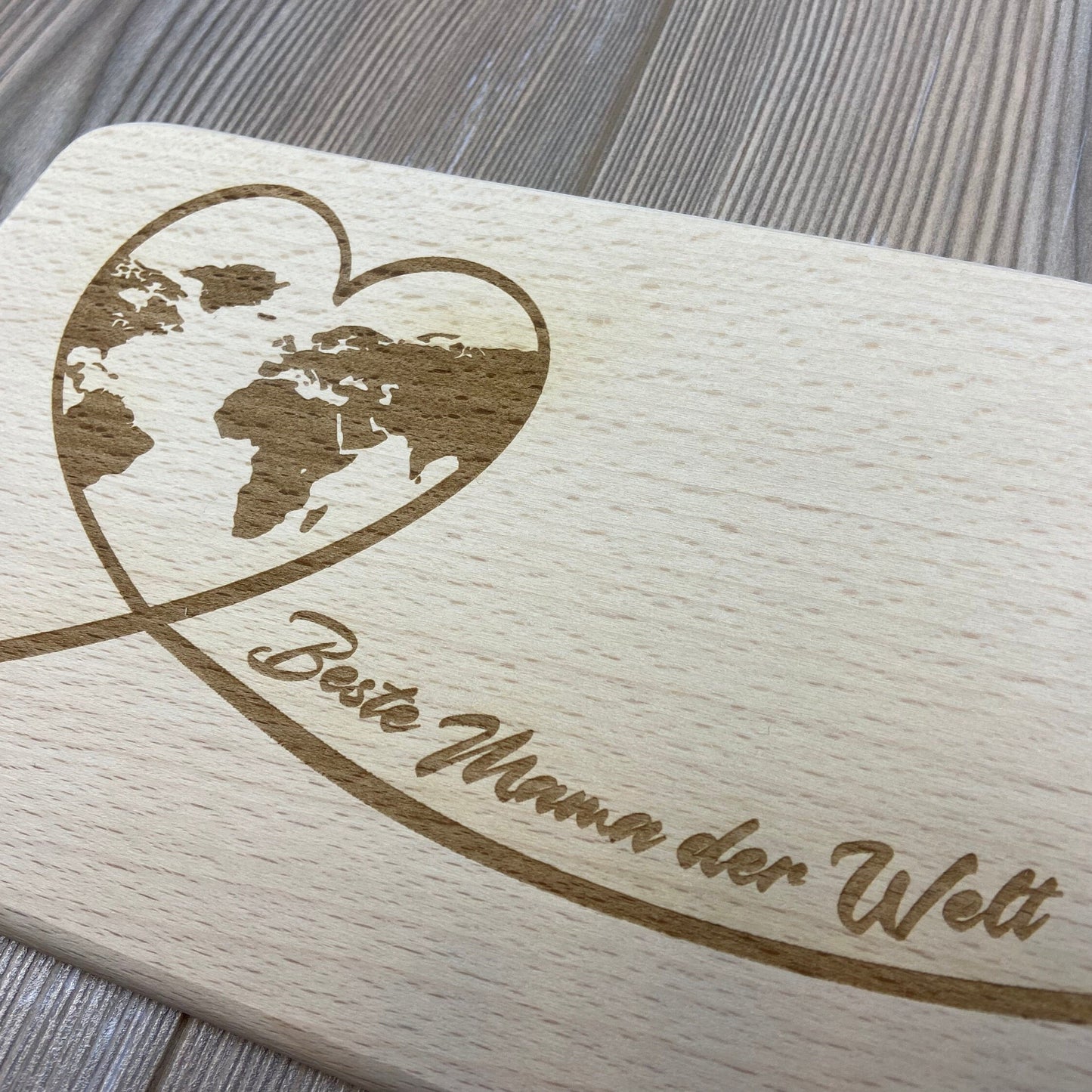 Brettchen Beste Mama der Welt Weltkarte in Herz Geschenkidee für Mutter Mutti zum Muttertag Geburtstagsgeschenk Danke Mama Buchenholz Lasergravur